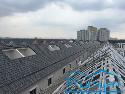 mai-nha-khung-thep-lop-ngoi-quan-9