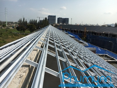 thi-cong-khung-keo-thep-mai-ngoi-quan-9