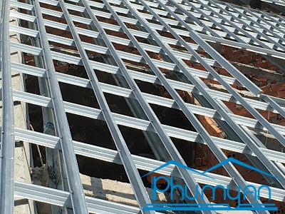 Thi-cong-chuyen-nghiep-khung-thep-mai-quan-9