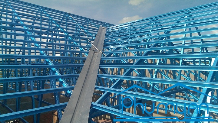 Khung-keo-thep-mai-ngoi-tai-dong-thap