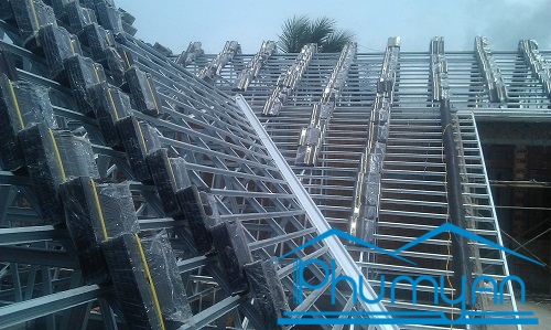 Thi-cong-mai-ngoi-sieu-nhe-quan-4